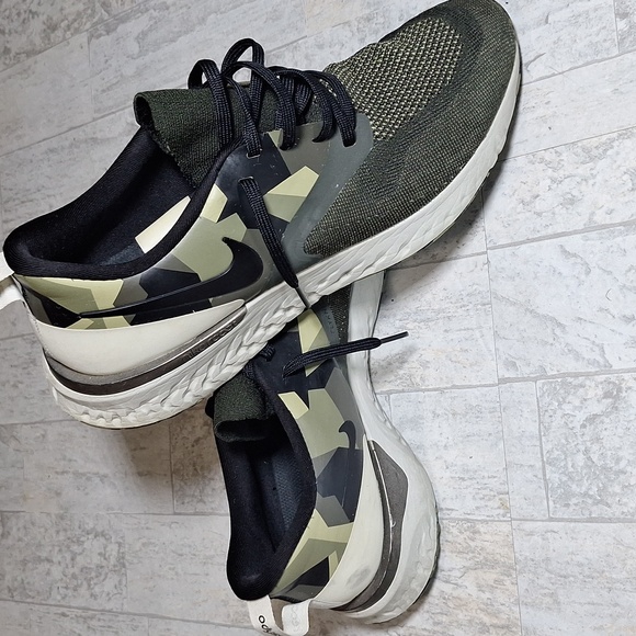 Nike Odyssey Flyknit React - Picture 2 of 4